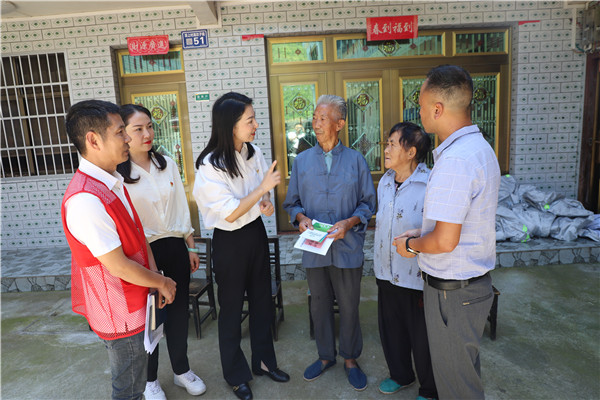 2023-8-31 貴州環(huán)交所黨支部、壩上村黨支部、貴陽產(chǎn)控集團(tuán)金融務(wù)鏈上企業(yè)黨支部聯(lián)合開展主題黨日活動(dòng)6.jpg