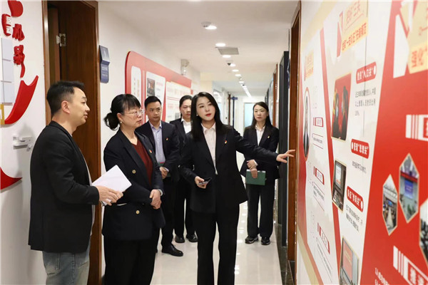 2023-11-27   貴陽(yáng)產(chǎn)控集團(tuán)黨委委員、副總經(jīng)理劉志宏到貴州環(huán)交所調(diào)研并座談2.jpg