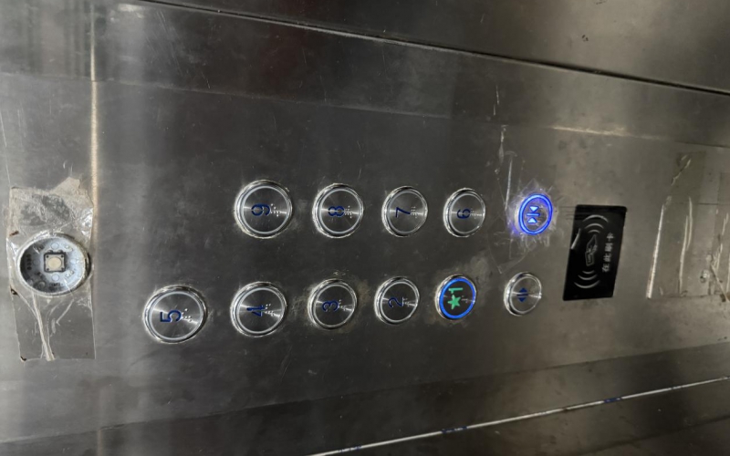 （降價）安云路20號B棟3單元8樓附4號轉(zhuǎn)讓（持有方：貴州省機關(guān)事務(wù)管理局國有資產(chǎn)管理服務(wù)中心）